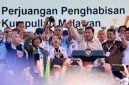 Presiden RI Prabowo Subianto mengeluarkan Keputusan Presiden Nomor 10 Tahun 2026 pada peringatan Hari Buruh Internasional (May Day) di Monas, Jakarta, Jumat 1 Mei 2026. (Foto: Lombokini.com/Bakom RI).