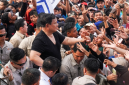 Presiden RI Prabowo Subianto berdiri di tengah ribuan buruh usai menyampaikan pidato peringatan Hari Buruh Internasional (May Day) di kawasan Monumen Nasional (Monas), Jumat 1 Mei 2026. (Foto: Lombokini.com).