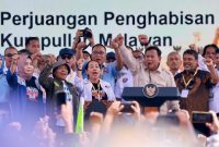 Presiden RI Prabowo Subianto mengeluarkan Keputusan Presiden Nomor 10 Tahun 2026 pada peringatan Hari Buruh Internasional (May Day) di Monas, Jakarta, Jumat 1 Mei 2026. (Foto: Lombokini.com/Bakom RI).