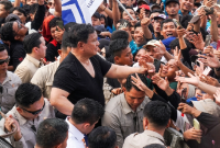 Presiden RI Prabowo Subianto berdiri di tengah ribuan buruh usai menyampaikan pidato peringatan Hari Buruh Internasional (May Day) di kawasan Monumen Nasional (Monas), Jumat 1 Mei 2026. (Foto: Lombokini.com).