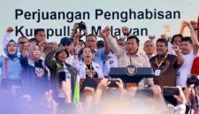 Presiden RI Prabowo Subianto mengeluarkan Keputusan Presiden Nomor 10 Tahun 2026 pada peringatan Hari Buruh Internasional (May Day) di Monas, Jakarta, Jumat 1 Mei 2026. (Foto: Lombokini.com/Bakom RI).