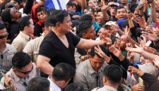 Presiden RI Prabowo Subianto berdiri di tengah ribuan buruh usai menyampaikan pidato peringatan Hari Buruh Internasional (May Day) di kawasan Monumen Nasional (Monas), Jumat 1 Mei 2026. (Foto: Lombokini.com).