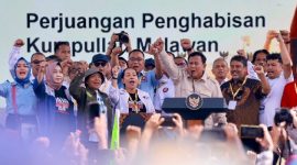 Presiden RI Prabowo Subianto mengeluarkan Keputusan Presiden Nomor 10 Tahun 2026 pada peringatan Hari Buruh Internasional (May Day) di Monas, Jakarta, Jumat 1 Mei 2026. (Foto: Lombokini.com/Bakom RI).