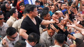 Presiden RI Prabowo Subianto berdiri di tengah ribuan buruh usai menyampaikan pidato peringatan Hari Buruh Internasional (May Day) di kawasan Monumen Nasional (Monas), Jumat 1 Mei 2026. (Foto: Lombokini.com).