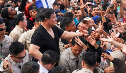 Presiden RI Prabowo Subianto berdiri di tengah ribuan buruh usai menyampaikan pidato peringatan Hari Buruh Internasional (May Day) di kawasan Monumen Nasional (Monas), Jumat 1 Mei 2026.