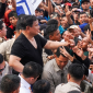 Presiden RI Prabowo Subianto berdiri di tengah ribuan buruh usai menyampaikan pidato peringatan Hari Buruh Internasional (May Day) di kawasan Monumen Nasional (Monas), Jumat 1 Mei 2026. (Foto: Lombokini.com).