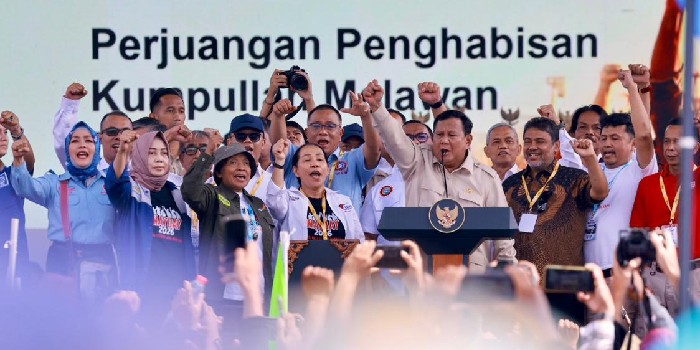 Presiden RI Prabowo Subianto mengeluarkan Keputusan Presiden Nomor 10 Tahun 2026 pada peringatan Hari Buruh Internasional (May Day) di Monas, Jakarta, Jumat 1 Mei 2026. (Foto: Lombokini.com/Bakom RI).