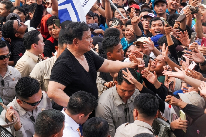 Presiden RI Prabowo Subianto berdiri di tengah ribuan buruh usai menyampaikan pidato peringatan Hari Buruh Internasional (May Day) di kawasan Monumen Nasional (Monas), Jumat 1 Mei 2026. (Foto: Lombokini.com).