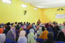 Bupati Lombok Timur, Haerul Warisin, menyampaikan sambutan saat menyerahkan bantuan kepada para pedagang korban kebakaran Pasar Pringgabaya, Selasa (5/5/2026). Dalam acara tersebut, ia juga menyampaikan permohonan maaf karena tidak bisa hadir langsung ke lokasi saat musibah kebakaran terjadi. (Foto: Lombokini.com).