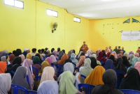 Bupati Lombok Timur, Haerul Warisin, menyampaikan sambutan saat menyerahkan bantuan kepada para pedagang korban kebakaran Pasar Pringgabaya, Selasa (5/5/2026). Dalam acara tersebut, ia juga menyampaikan permohonan maaf karena tidak bisa hadir langsung ke lokasi saat musibah kebakaran terjadi. (Foto: Lombokini.com).