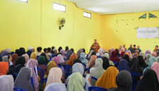 Bupati Lombok Timur, Haerul Warisin, menyampaikan sambutan saat menyerahkan bantuan kepada para pedagang korban kebakaran Pasar Pringgabaya, Selasa (5/5/2026). Dalam acara tersebut, ia juga menyampaikan permohonan maaf karena tidak bisa hadir langsung ke lokasi saat musibah kebakaran terjadi. (Foto: Lombokini.com).