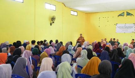 Bupati Lombok Timur, Haerul Warisin, menyampaikan sambutan saat menyerahkan bantuan kepada para pedagang korban kebakaran Pasar Pringgabaya, Selasa (5/5/2026). Dalam acara tersebut, ia juga menyampaikan permohonan maaf karena tidak bisa hadir langsung ke lokasi saat musibah kebakaran terjadi.