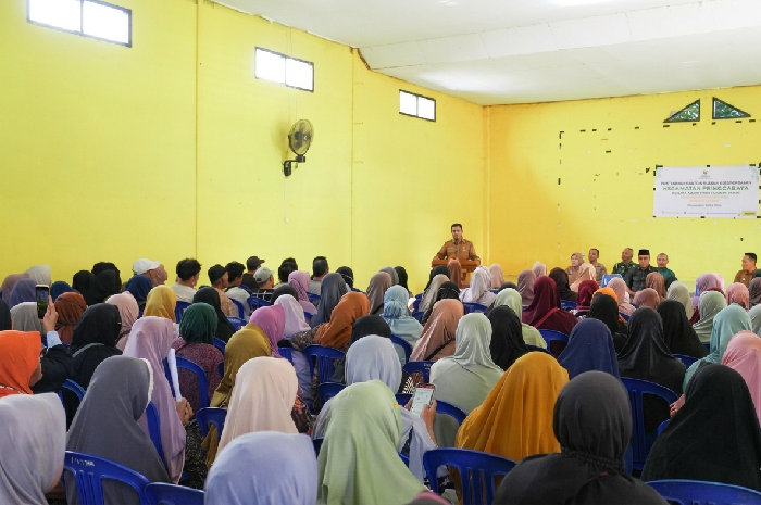 Bupati Lombok Timur, Haerul Warisin, menyampaikan sambutan saat menyerahkan bantuan kepada para pedagang korban kebakaran Pasar Pringgabaya, Selasa (5/5/2026). Dalam acara tersebut, ia juga menyampaikan permohonan maaf karena tidak bisa hadir langsung ke lokasi saat musibah kebakaran terjadi. (Foto: Lombokini.com).