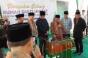 Prof. Abdul Mu'ti meresmikan Rumah Sakit Ummat PKU Muhammadiyah Lombok Timur, didampingi Gubernur NTB Lalu Muhammad Iqbal, Sekda Lombok Timur, Rektor UMMAT, dan pengurus Muhammadiyah, Ahad 17 Mei 2026. (Foto: Lombokini.com).
