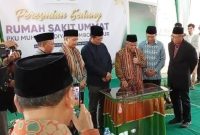 Prof. Abdul Mu'ti meresmikan Rumah Sakit Ummat PKU Muhammadiyah Lombok Timur, didampingi Gubernur NTB Lalu Muhammad Iqbal, Sekda Lombok Timur, Rektor UMMAT, dan pengurus Muhammadiyah, Ahad 17 Mei 2026. (Foto: Lombokini.com).

