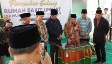 Prof. Abdul Mu'ti meresmikan Rumah Sakit Ummat PKU Muhammadiyah Lombok Timur, didampingi Gubernur NTB Lalu Muhammad Iqbal, Sekda Lombok Timur, Rektor UMMAT, dan pengurus Muhammadiyah, Ahad 17 Mei 2026. (Foto: Lombokini.com).
