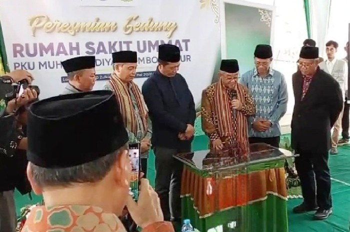 Prof. Abdul Mu'ti meresmikan Rumah Sakit Ummat PKU Muhammadiyah Lombok Timur, didampingi Gubernur NTB Lalu Muhammad Iqbal, Sekda Lombok Timur, Rektor UMMAT, dan pengurus Muhammadiyah, Ahad 17 Mei 2026. (Foto: Lombokini.com).
