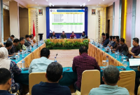 Pemprov NTB menggelar rapat koordinasi percepatan Program Makan Bergizi Gratis (MBG) di Hotel Lombok Raya, Jumat 22 Mei 2026. Rapat tersebut menghadirkan Penasihat Khusus Presiden Bidang Politik dan Keamanan, Brigjen Pol (Purn.) Drs. H. Erwin Chahara Rusmana, M.Hum, serta Inspektur III Inspektorat Utama BGN, Kolonel Sus Drs. Rudyanto, M.Si. (Foto: Lombokini.com/Istimewa).