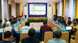 Pemprov NTB menggelar rapat koordinasi percepatan Program Makan Bergizi Gratis (MBG) di Hotel Lombok Raya, Jumat 22 Mei 2026. Rapat tersebut menghadirkan Penasihat Khusus Presiden Bidang Politik dan Keamanan, Brigjen Pol (Purn.) Drs. H. Erwin Chahara Rusmana, M.Hum, serta Inspektur III Inspektorat Utama BGN, Kolonel Sus Drs. Rudyanto, M.Si. (Foto: Lombokini.com/Istimewa).