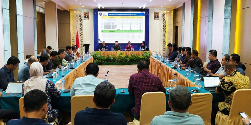 Pemprov NTB menggelar rapat koordinasi percepatan Program Makan Bergizi Gratis (MBG) di Hotel Lombok Raya, Jumat 22 Mei 2026. Rapat tersebut menghadirkan Penasihat Khusus Presiden Bidang Politik dan Keamanan, Brigjen Pol (Purn.) Drs. H. Erwin Chahara Rusmana, M.Hum, serta Inspektur III Inspektorat Utama BGN, Kolonel Sus Drs. Rudyanto, M.Si. (Foto: Lombokini.com/Istimewa).