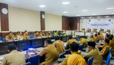 Pemkab Lombok Timur menggelar Rakor Evaluasi PAD dan meluncurkan sistem pembayaran digital SIPDAH di Rupatama Kantor Bupati Lombok Timur, Senin 4 Mei 2026. (Foto: Lombokini.com).