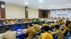 Pemkab Lombok Timur menggelar Rakor Evaluasi PAD dan meluncurkan sistem pembayaran digital SIPDAH di Rupatama Kantor Bupati Lombok Timur, Senin 4 Mei 2026. (Foto: Lombokini.com).