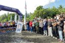 Plt. Kadispora Lombok Timur, Agus Sapandi, melepas peserta kategori ekstrem 162 KM dan 100 KM pada Event Trail Run Rinjani 100 di Pantai Pekendangan, Belanting, Jumat 1 Mei 2026. (Foto: Lombokini.com/Diskomifotik Lotim).