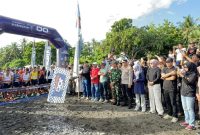 Plt. Kadispora Lombok Timur, Agus Sapandi, melepas peserta kategori ekstrem 162 KM dan 100 KM pada Event Trail Run Rinjani 100 di Pantai Pekendangan, Belanting, Jumat 1 Mei 2026. (Foto: Lombokini.com/Diskomifotik Lotim).