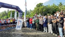 Plt. Kadispora Lombok Timur, Agus Sapandi, melepas peserta kategori ekstrem 162 KM dan 100 KM pada Event Trail Run Rinjani 100 di Pantai Pekendangan, Belanting, Jumat 1 Mei 2026. (Foto: Lombokini.com/Diskomifotik Lotim).