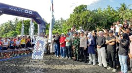 Plt. Kadispora Lombok Timur, Agus Sapandi, melepas peserta kategori ekstrem 162 KM dan 100 KM pada Event Trail Run Rinjani 100 di Pantai Pekendangan, Belanting, Jumat 1 Mei 2026. (Foto: Lombokini.com/Diskomifotik Lotim).