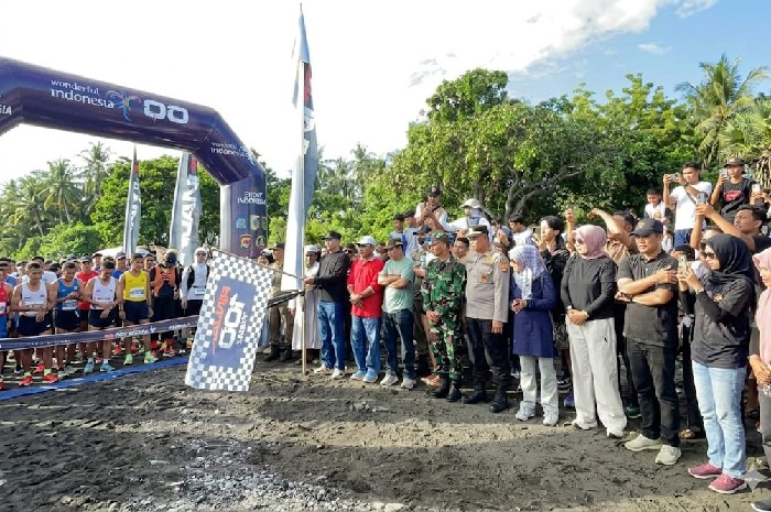 Plt. Kadispora Lombok Timur, Agus Sapandi, melepas peserta kategori ekstrem 162 KM dan 100 KM pada Event Trail Run Rinjani 100 di Pantai Pekendangan, Belanting, Jumat 1 Mei 2026. (Foto: Lombokini.com/Diskomifotik Lotim).