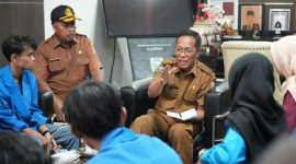 Sekretaris Daerah Lombok Timur, Muhammad Juaini Taofik, bersama Kepala Bakesbangpoldagri, menerima langsung perwakilan BEM Lotim di ruang kerjanya, Senin 11 Mei 2026.
(Foto: Lombokini.com/PKP Setda Lotim).
