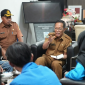 Sekretaris Daerah Lombok Timur, Muhammad Juaini Taofik, bersama Kepala Bakesbangpoldagri, menerima langsung perwakilan BEM Lotim di ruang kerjanya, Senin 11 Mei 2026.
(Foto: Lombokini.com/PKP Setda Lotim).