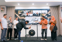 Bupati Lombok Timur, Haerul Warisin, memukul gong didampingi jajaran pejabat terkait sebagai tanda pembukaan pelatihan Petugas Sensus Ekonomi (SE) 2026 di Syariah Lombok Hotel, Selong, Jumat 29 Mei 2026. (Foto: Lombokini.com).