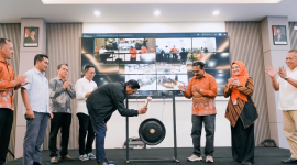 Bupati Lombok Timur, Haerul Warisin, memukul gong didampingi jajaran pejabat terkait sebagai tanda pembukaan pelatihan Petugas Sensus Ekonomi (SE) 2026 di Syariah Lombok Hotel, Selong, Jumat 29 Mei 2026. (Foto: Lombokini.com).