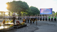 Kapolres Lombok Timur AKBP I Komang Sarjana memimpin serah terima jabatan Kasat Intelkam, Kapolsek Aikmel, dan Kapolsek Pringgasela di halaman Mapolres Lotim, Rabu 13 Mei 2026. (Foto: Lombokini.com).