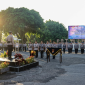 Kapolres Lombok Timur AKBP I Komang Sarjana memimpin serah terima jabatan Kasat Intelkam, Kapolsek Aikmel, dan Kapolsek Pringgasela di halaman Mapolres Lotim, Rabu 13 Mei 2026. (Foto: Lombokini.com).
