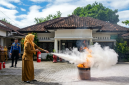 Puskesmas Selong bersama tim Damkarmat Lombok Timur menggelar simulasi penanggulangan kebakaran secara kolektif, Selasa 26 Mei 2026. (Foto: Lombokini.com).