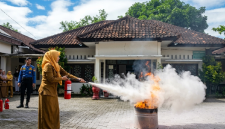 Puskesmas Selong bersama tim Damkarmat Lombok Timur menggelar simulasi penanggulangan kebakaran secara kolektif, Selasa 26 Mei 2026. (Foto: Lombokini.com).