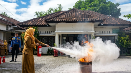 Puskesmas Selong bersama tim Damkarmat Lombok Timur menggelar simulasi penanggulangan kebakaran secara kolektif, Selasa 26 Mei 2026. (Foto: Lombokini.com).