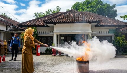 Puskesmas Selong bersama tim Damkarmat Lombok Timur menggelar simulasi penanggulangan kebakaran secara kolektif, Selasa 26 Mei 2026.