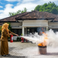Puskesmas Selong bersama tim Damkarmat Lombok Timur menggelar simulasi penanggulangan kebakaran secara kolektif, Selasa 26 Mei 2026. (Foto: Lombokini.com).