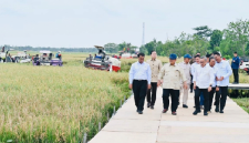 Presiden RI Prabowo Subianto menghadiri Panen Raya di Desa Kertamukti, Kabupaten Karawang, Provinsi Jawa Barat, Rabu 7 Januari 2026. (Foto: Lombokini.com/Gerindra.id).