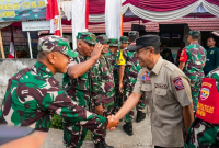 Sekda Lombok Timur, Muhammad Juaini Taofik, menyambut kedatangan Tim Wasev TMMD ke-128 di Desa Paok Lombok, Kecamatan Suralaga, Jumat 15 Mei 2026. (Foto: Lombokini.com/PKP Serda Lotim).