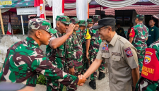 .Sekda Lombok Timur, Muhammad Juaini Taofik, menyambut kedatangan Tim Wasev TMMD ke-128 di Desa Paok Lombok, Kecamatan Suralaga, Jumat 15 Mei 2026. (Foto: Lombokini.com/PKP Serda Lotim).