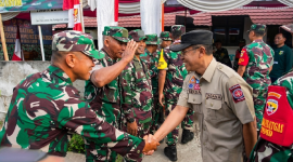 .Sekda Lombok Timur, Muhammad Juaini Taofik, menyambut kedatangan Tim Wasev TMMD ke-128 di Desa Paok Lombok, Kecamatan Suralaga, Jumat 15 Mei 2026. (Foto: Lombokini.com/PKP Serda Lotim).