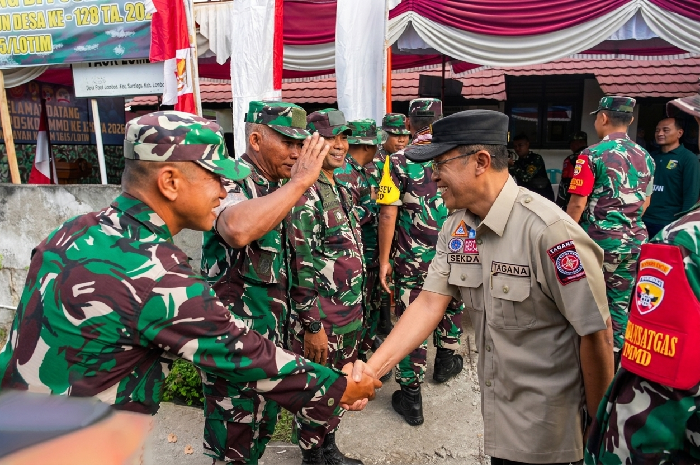 .Sekda Lombok Timur, Muhammad Juaini Taofik, menyambut kedatangan Tim Wasev TMMD ke-128 di Desa Paok Lombok, Kecamatan Suralaga, Jumat 15 Mei 2026. (Foto: Lombokini.com/PKP Serda Lotim).