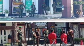 Kodim 1615/Lotim Kerahkan Personel Bersenjata Lengkap Jaga Aksi Anti Korupsi di Kejari Lombok Timur, Selasa 12 Mei 2026. (Foto: Lombokini.com).