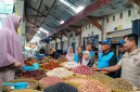Asisten II Setda NTB, Lalu Moh. Faozal (tengah), bersama tim TPID mengecek harga dan stok bahan pokok di Pasar Kebon Roek, Mataram, Kamis 21 Mei 2026. (Foto: Lombokini.com).