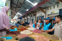Asisten II Setda NTB, Lalu Moh. Faozal (tengah), bersama tim TPID mengecek harga dan stok bahan pokok di Pasar Kebon Roek, Mataram, Kamis 21 Mei 2026. (Foto: Lombokini.com).